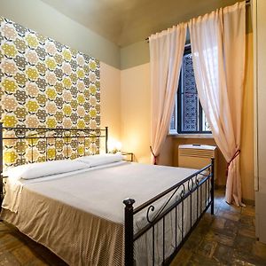 Camera piccola con letto king size
